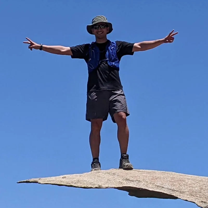 Shon de pie en Potato Chip Rock, en Mt. Woodson